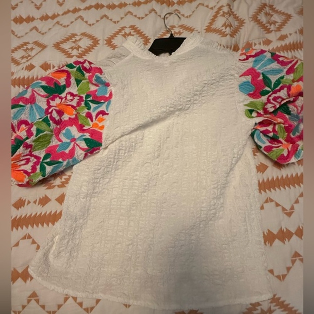 Flash Sale! THML embroidered puff sleeve white top size XS - Picture 3 of 10